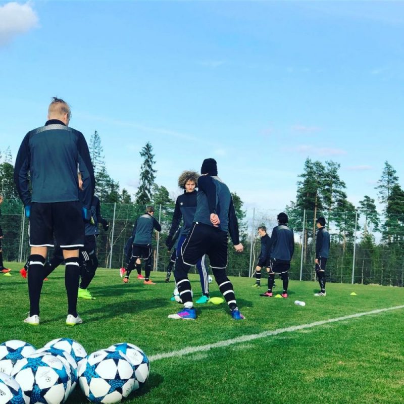 En bild på killar som spelar fotboll
