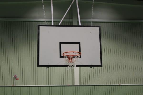 En basketkorg hängandes i Ätrans Idrottshall.
