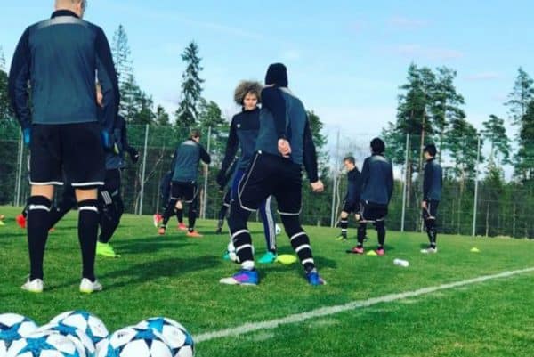 Fotbollsläger | En grupp personer tränar fotboll