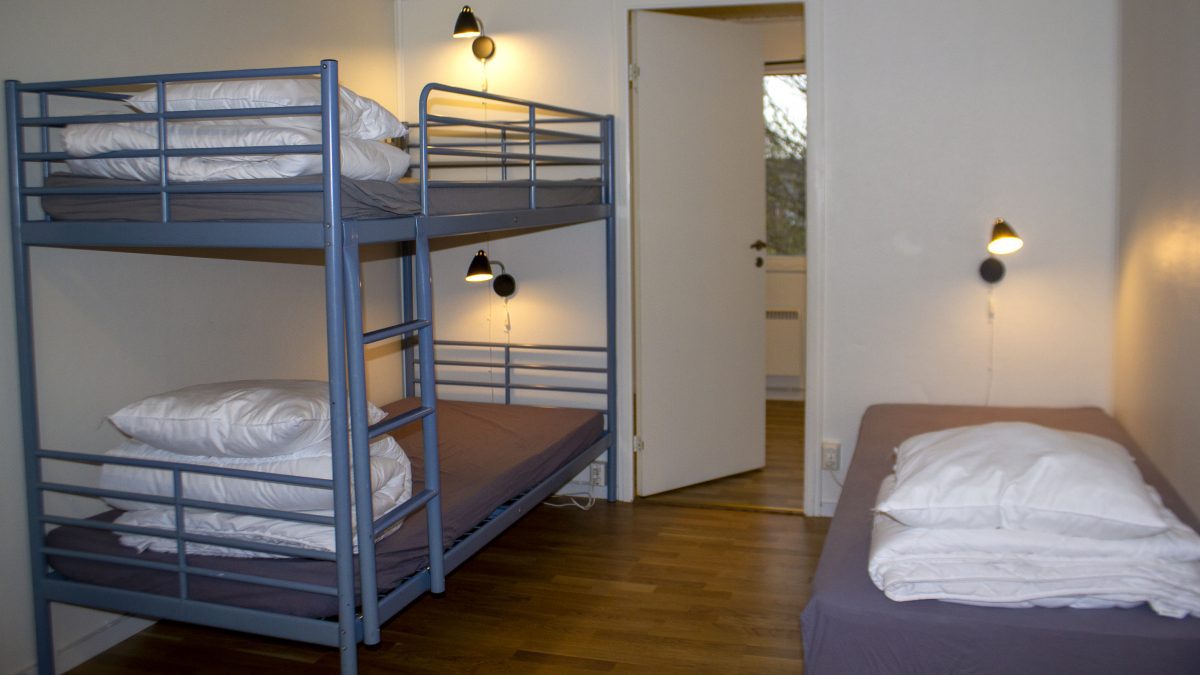 Sängar och möbler inne i en stuga