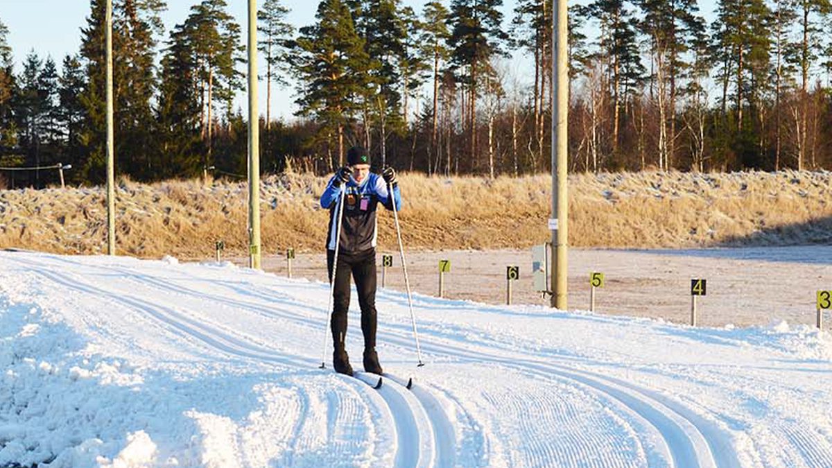 En man utomhus som åker längdskidor och stakar sig fram i spåren på Ätrans Skidcenter.