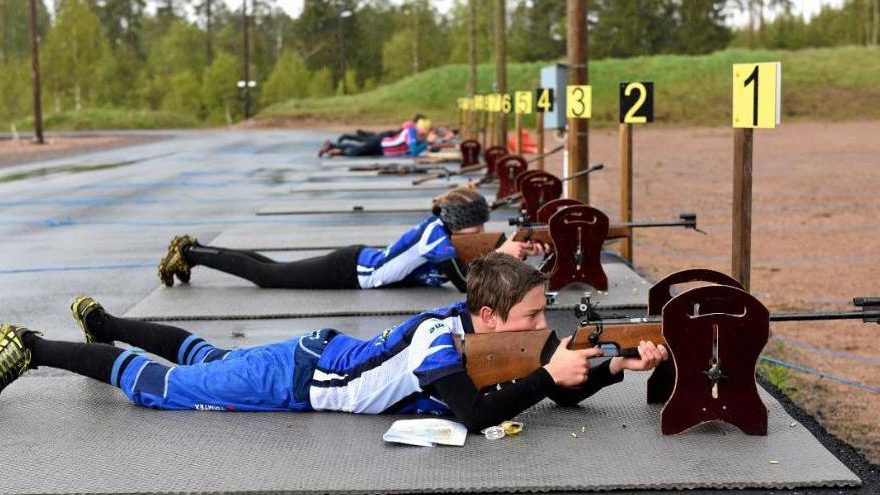 Personer tränar skidskytte på Ätrans Skidcenter.