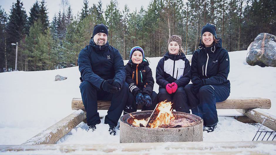 En familj grillar vid grillplatsen vid Ätrans Skidcenter.