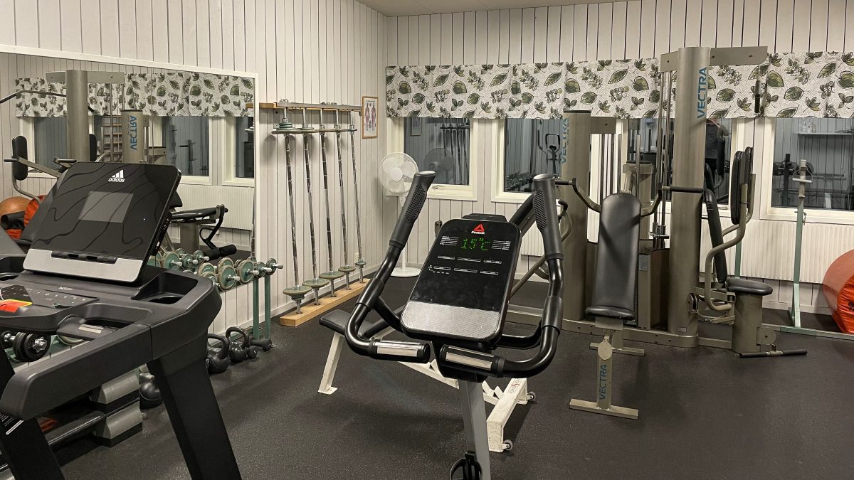Hantlar och andra redskap i gymmet i Ätrans Idrottshall.