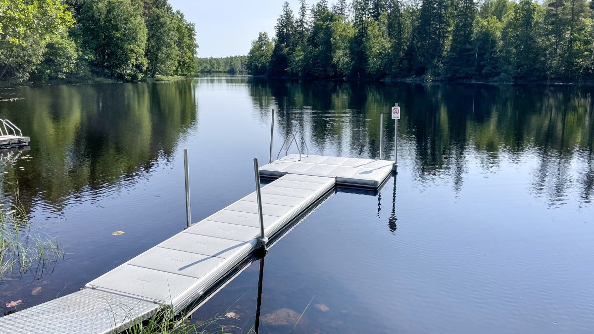 Brygga ut mot Eseredssjön som ligger nära sjöbastun.